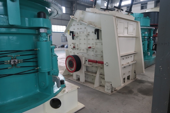 Yatay Darbeli Taş Kırıcı Makinesi 200Kw PF1315 İkincil Taş Ocağı Kırma Dolomit