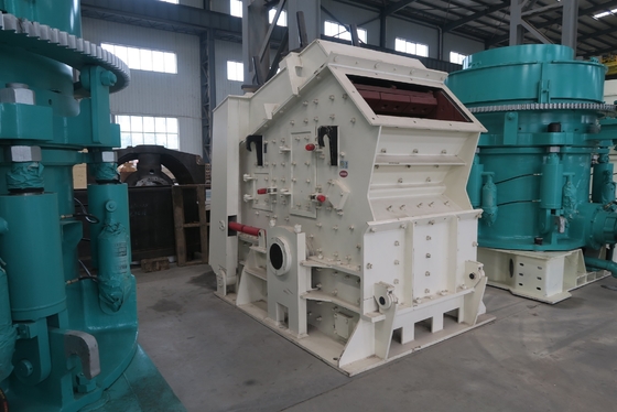 Yatay Darbeli Taş Kırıcı Makinesi 200Kw PF1315 İkincil Taş Ocağı Kırma Dolomit