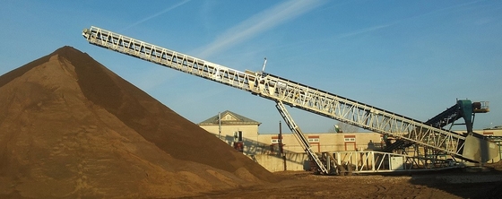 Büyük Eğimli Güç Transfer Bantlı Konveyör Yukarıya Uzun 500mm 650mm 800mm